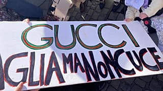 Gucci workers protest in Rome's Piazza del Popolo, with a sign saying "Gucci cuts but does not sew". Friday, 17 November 2023
