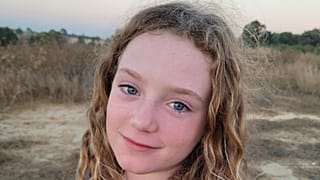 Esta foto de septiembre de 2023 muestra a Emily Hand cerca del kibutz Be'eri, Israel. Se cree que Emily es uno de los rehenes tomados por militantes de Hamás en su incursión en Israel.
