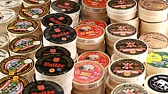 Cette photo prise le 22 février 2020 montre différents emballages de camembert de Normandie au lait cru de vache.