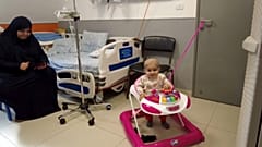 الطفلة سما المصابة بالسرطان وجدتها