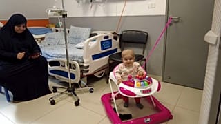 الطفلة سما المصابة بالسرطان وجدتها