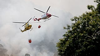 Elicotteri antincendio sorvolano Aguamansa, mentre gli incendi selvaggi sfuggono al controllo sull'isola di Tenerife, Isole Canarie, Spagna, 18 agosto 2023\.