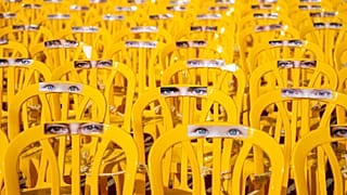 نصب چشم بر روی صندلی‌های خالی نماد مفقودشده‌ها و گروگان گرفته شده‌های اسرائیلی توسط حماس