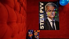 Ein Poster mit PVV-Spitzenkandidat Geert Wilders hängt in einer Bar