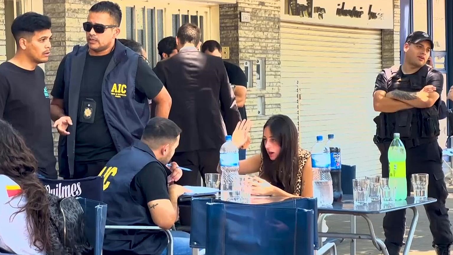 الشرطة تستجوب إحدى الشاهدات خارج المتجر
