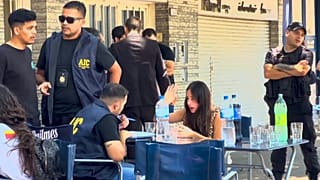 الشرطة تستجوب إحدى الشاهدات خارج المتجر