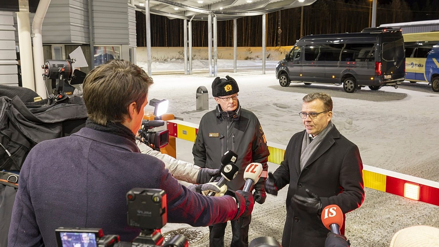 El primer ministro de Finlandia, Petteri Orpo, comparece ante la prensa durante su visita el lunes al paso fronterizo de Vartius en Kuhmo, al este de Finlandia