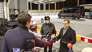 El primer ministro de Finlandia, Petteri Orpo, comparece ante la prensa durante su visita el lunes al paso fronterizo de Vartius en Kuhmo, al este de Finlandia