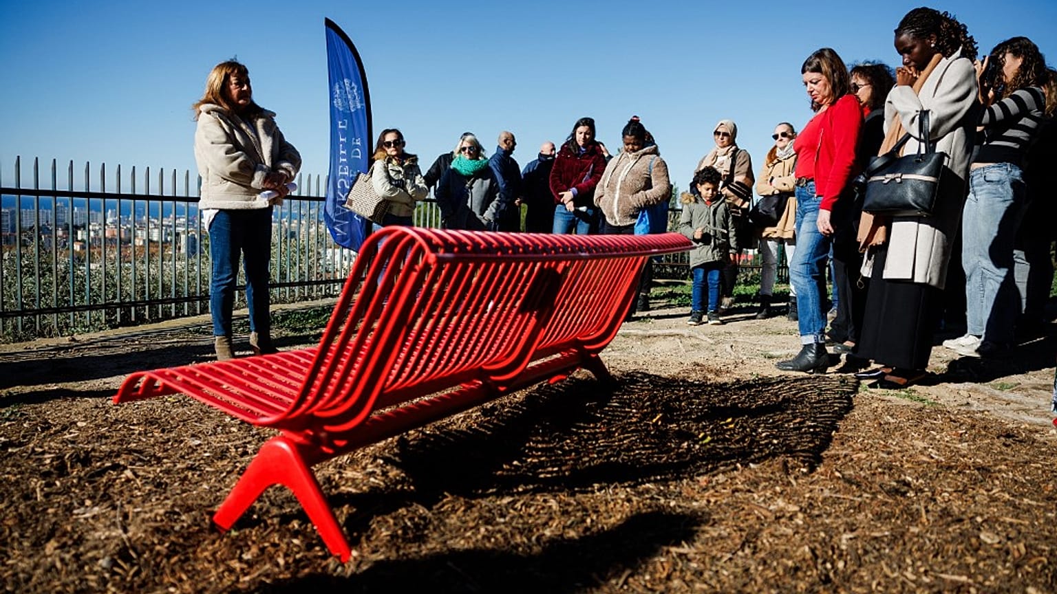 Un banco rojo en un parque de Marsella, Francia.
