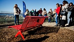 Rote Bänke als Symbol der Opfer von Frauenmorden in Frankreich.