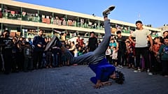 أحد أعضاء فرقة السيرك المحلي خلال فعالية ترفيهية للأطفال في مدرسة كمال عدوان في رفح جنوبي غزة