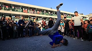 أحد أعضاء فرقة السيرك المحلي خلال فعالية ترفيهية للأطفال في مدرسة كمال عدوان في رفح جنوبي غزة