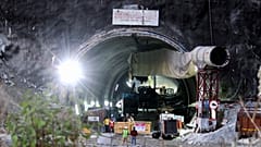 Vor dem Tunnel warten Angehörige und Rettungsteams auf die noch verschütteten Arbeiter.