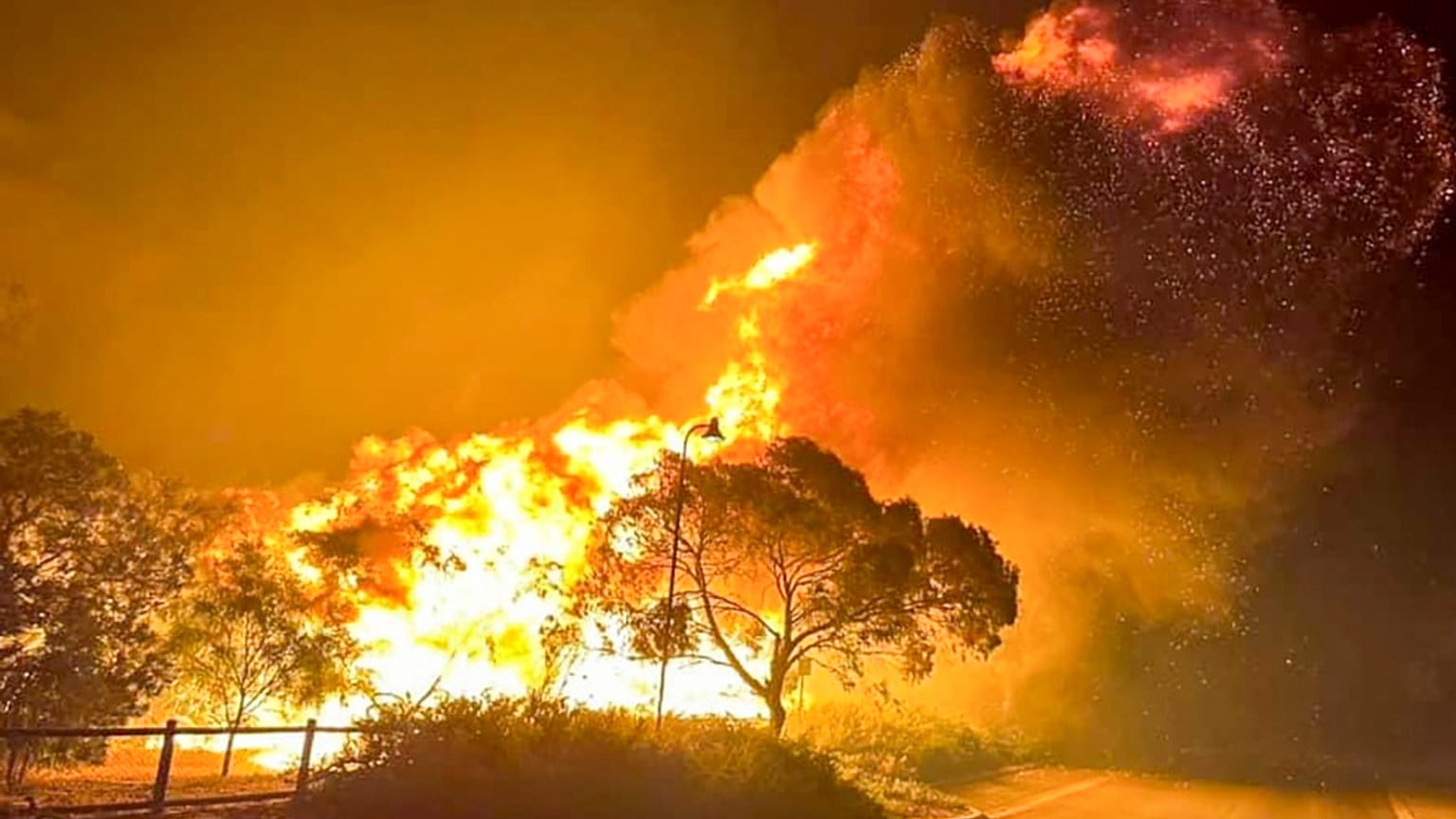 Außer Kontrolle geratener Brand bei Perth