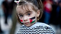 طفلة عراقية تنظر خلال مظاهرة تضامنية مع الشعب الفلسطيني في قطاع غزة، في مدينة البصرة جنوب العراق. 2023/10/20