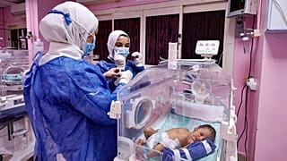 ممرضة تعتني بخديج تم نقله إلى مستشفى العريش بمحافظة سيناء المصرية.