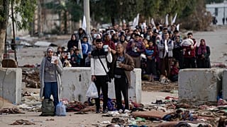 فلسطينيون يفرون إلى جنوب قطاع غزة، على مشارف مدينة غزة، خلال القصف الإسرائيلي المستمر- 22 نوفمبر، 2023.