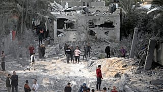 أثار للدمار بعد القصف الإسرائيلي على خانيونس في جنوب قطاع غزة