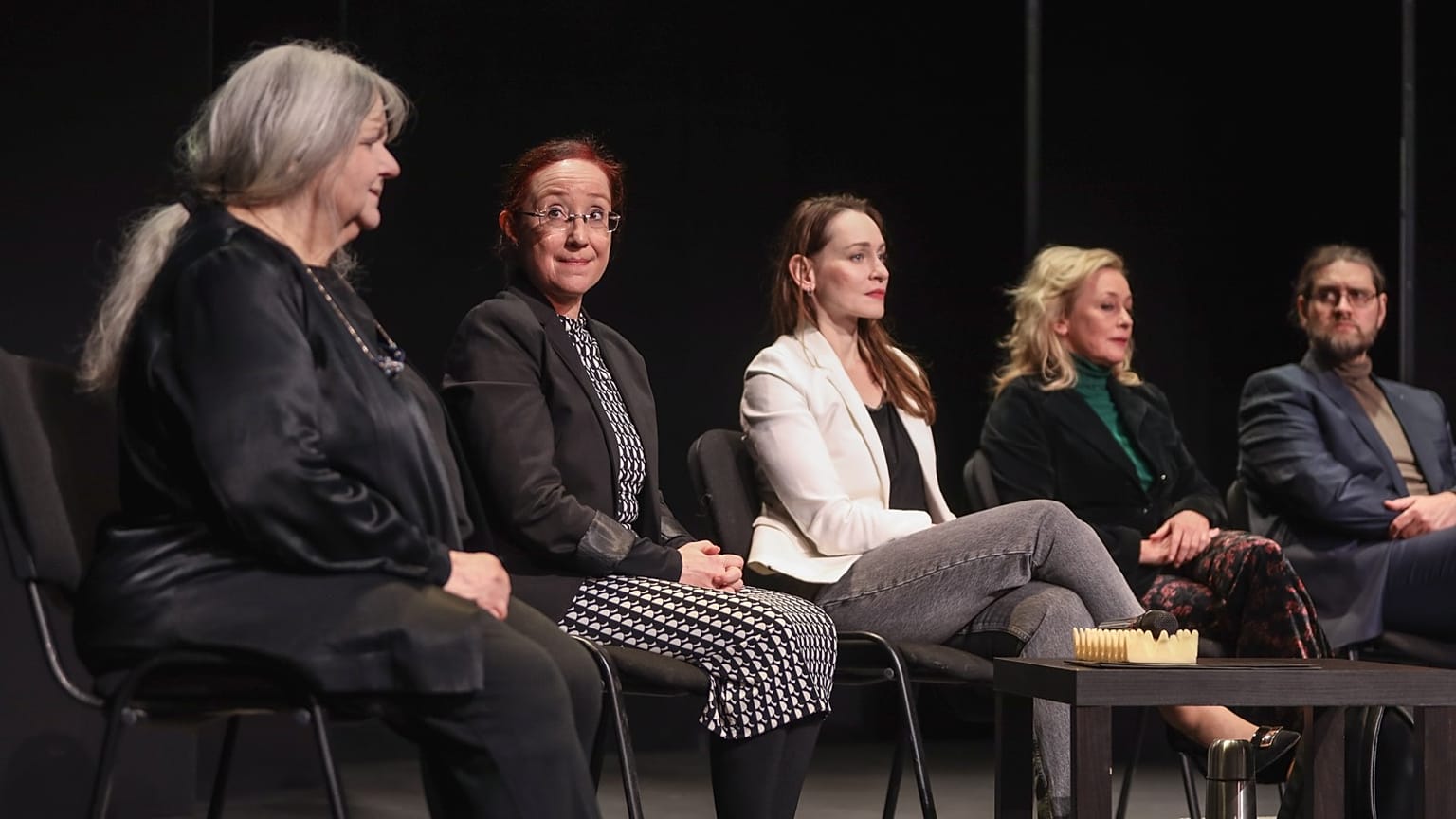 Pogány Judit, Bíró Kriszta, Hámori Gabriella, Kerekes Éva és Vajda Milán a színpadon