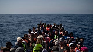 Barco de migrantes no Mar Mediterrâneo