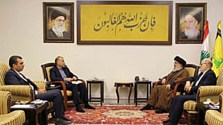 در تصویر منتشر شده توسط وزارت امور خارجه ایران، حسین امیرعبداللهیان، وزیر امور خارجه ایران، سمت چپ دوم، با سید حسن نصرالله، رهبر حزب الله لبنان، در سمت راست صحبت میکند