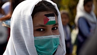 شابة صبغت على جبهتها علم فلسطين خلال مسيرة تضامنية مع غزة