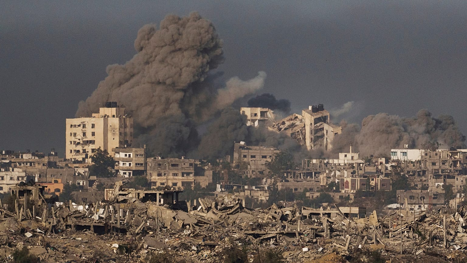 Fumo dopo un bombardamento israeliano nella Striscia di Gaza, visto dal sud di Israele, giovedì 23 novembre 2023.