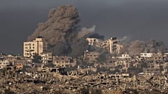 Fumo dopo un bombardamento israeliano nella Striscia di Gaza, visto dal sud di Israele, giovedì 23 novembre 2023.
