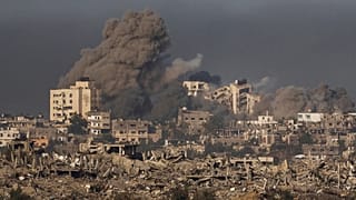 Fumo dopo un bombardamento israeliano nella Striscia di Gaza, visto dal sud di Israele, giovedì 23 novembre 2023.