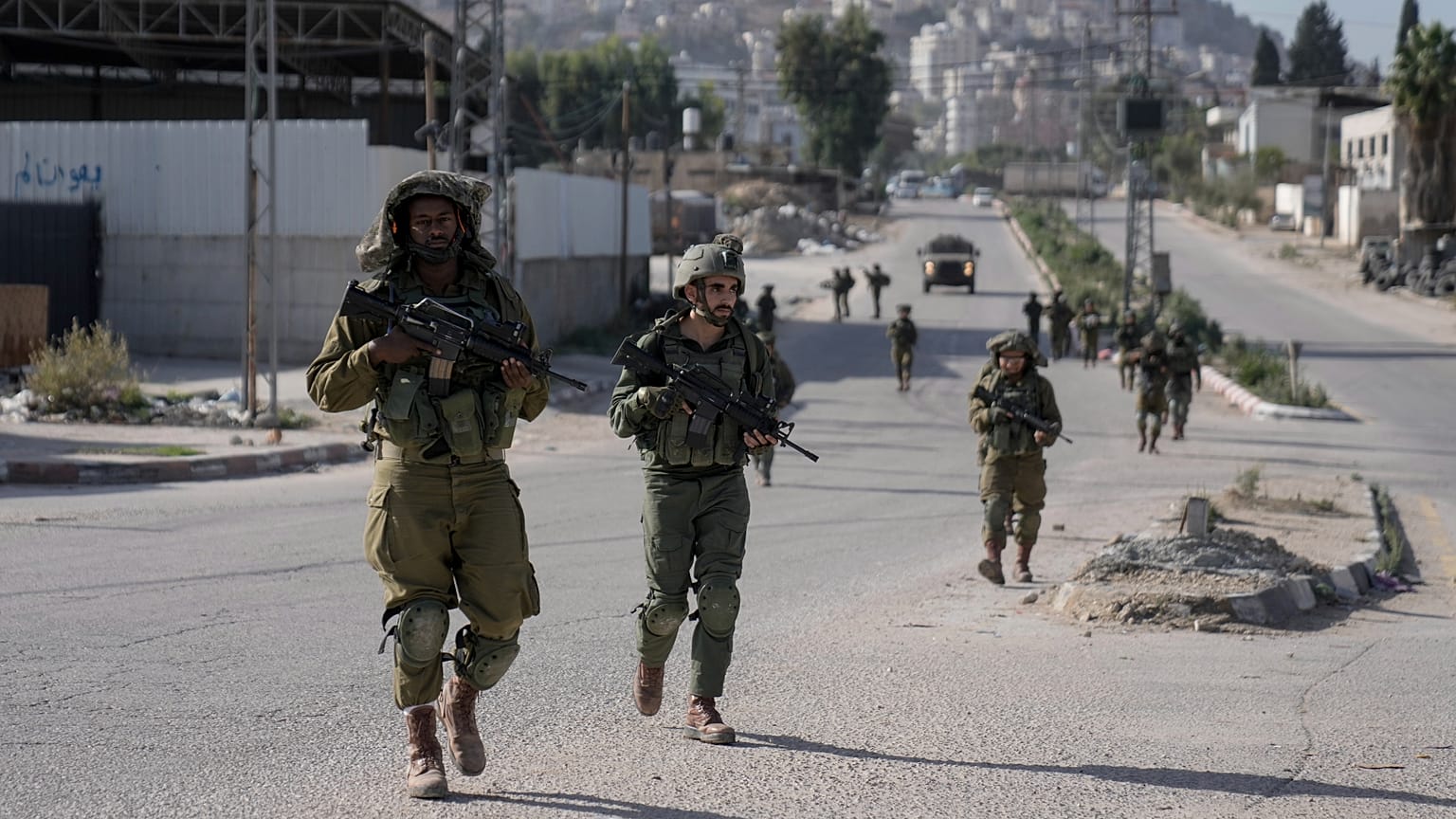 Des soldats israéliens sont vus à Balata, un camp de réfugiés palestiniens à Naplouse, en Cisjordanie, le jeudi 23 novembre 2023.