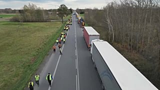 Les agriculteurs polonais manifestent à nouveau contre l'importation de céréales ukrainiennes.