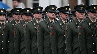 Почетный караул сил обороны Ирландии проходит маршем у Дублинского замка.