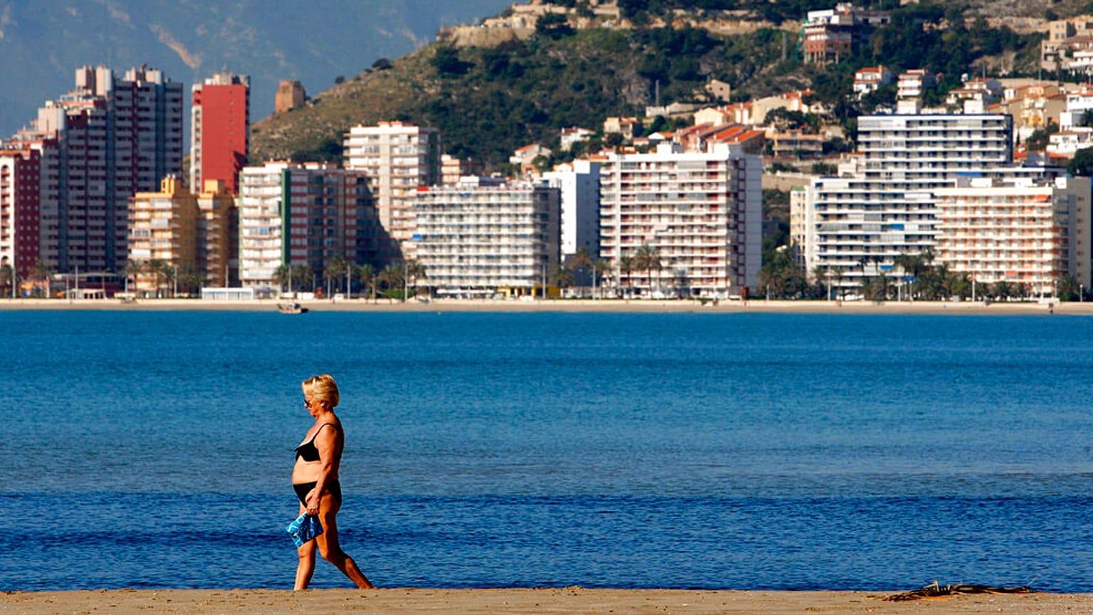 Eine Frau spaziert am 3. April 2008 am Strand des Dorfes Cullera, südlich von Valencia, in Spanien. 