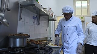 تعيد بلكيسو بناء حياتها من خلال الطهي في مطعم La Maison d'à côté، وهو مطعم اندماجي في تولوز مخصص للنساء ضحايا العنف.