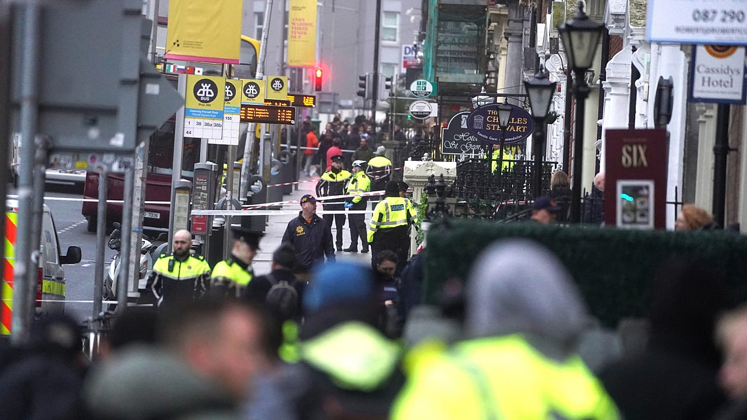 İrlanda'nın başkenti Dublin'in Parnell Meydanı'nda bir okulun önünde bıçaklı saldırı meydana geldi