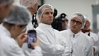 El presidente francés, Emmanuel Macron (C), asiste a una visita a la multinacional farmacéutica danesa Novo Nordisk en Chartres, en el centro de Francia, el 23 de noviembre de 2023.