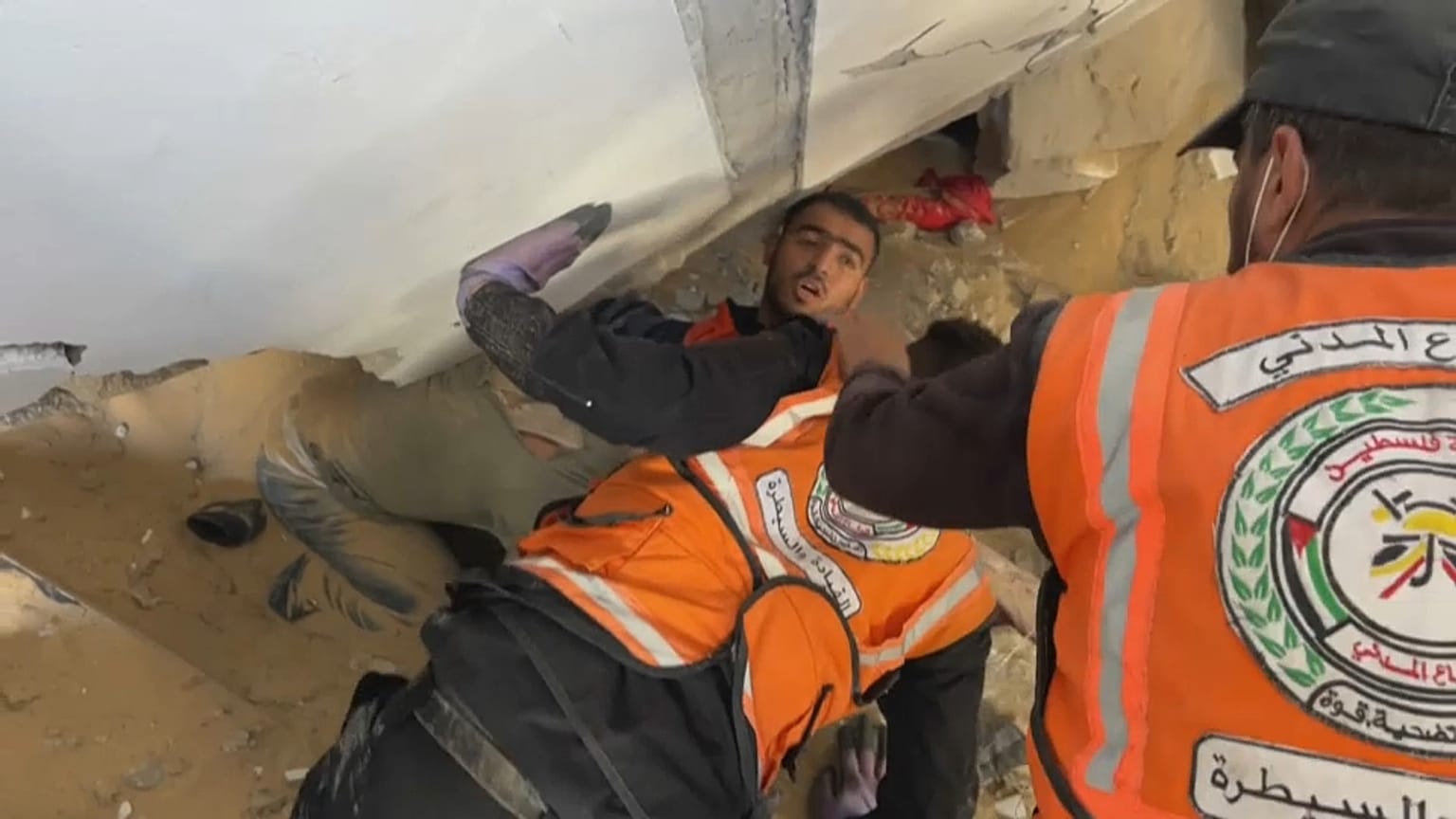 عمال الإنقاذ يحاولون انتشال صحفي من تحت أنقاض مبنى مدمر 