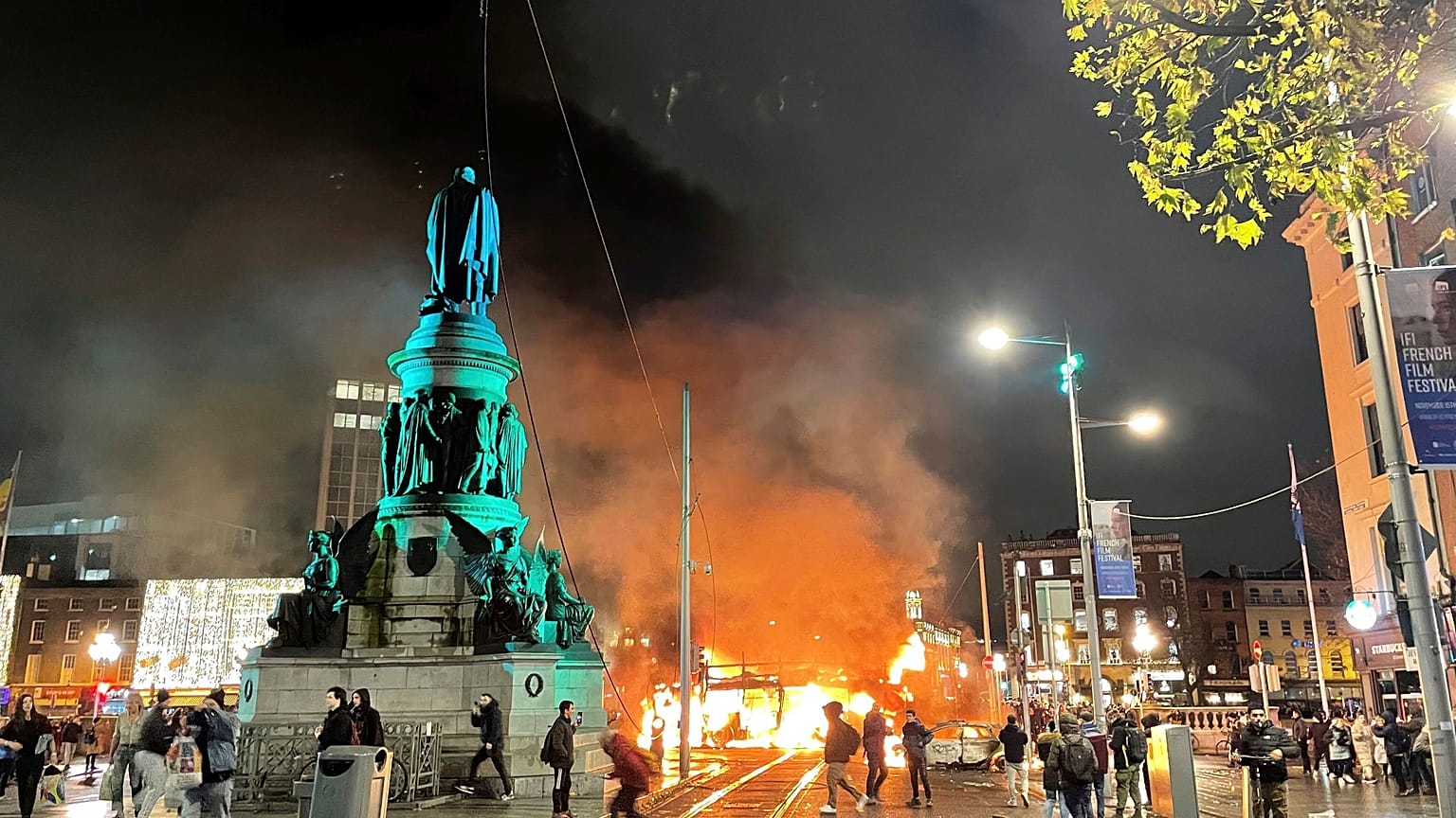 Горящий автобус в центре Дублина