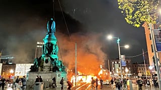 Горящий автобус в центре Дублина