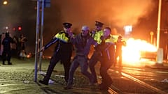 Irische Polizeibeamte nehmen einen Mann bei einer Demonstration in der Nähe des Tatorts im Stadtzentrum von Dublin fest. Donnerstag, 23. November 2023.