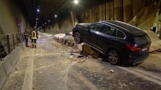 Автомобиль в обрушившемся туннеле в Пескаре