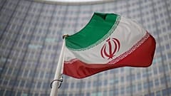 پرچم ایران مقابل مقر آژانس بین‌المللی انرژی اتمی