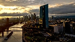 Die Sonne geht am 20. Oktober 2023 unter über den Gebäuden des Bankenviertels und der Europäischen Zentralbank in Frankfurt.