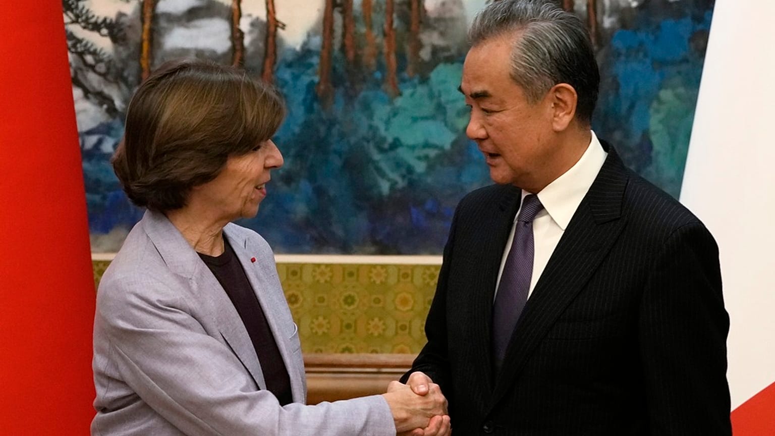 Catherine Colonna francia külügyminiszter (balra) és Vang Ji kínai államtanácsos Pekingben 2023.11.24-én. 