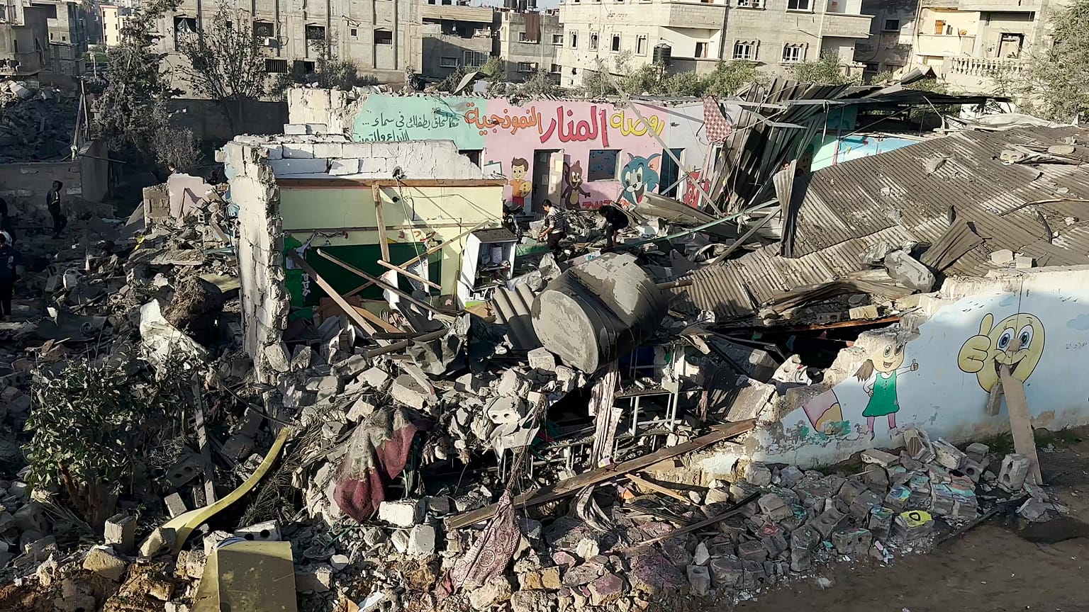 أطفال يسيرون على أنقاض مدرسة مدمرة في رفح-24 نوفمبر 2023