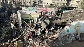 أطفال يسيرون على أنقاض مدرسة مدمرة في رفح-24 نوفمبر 2023