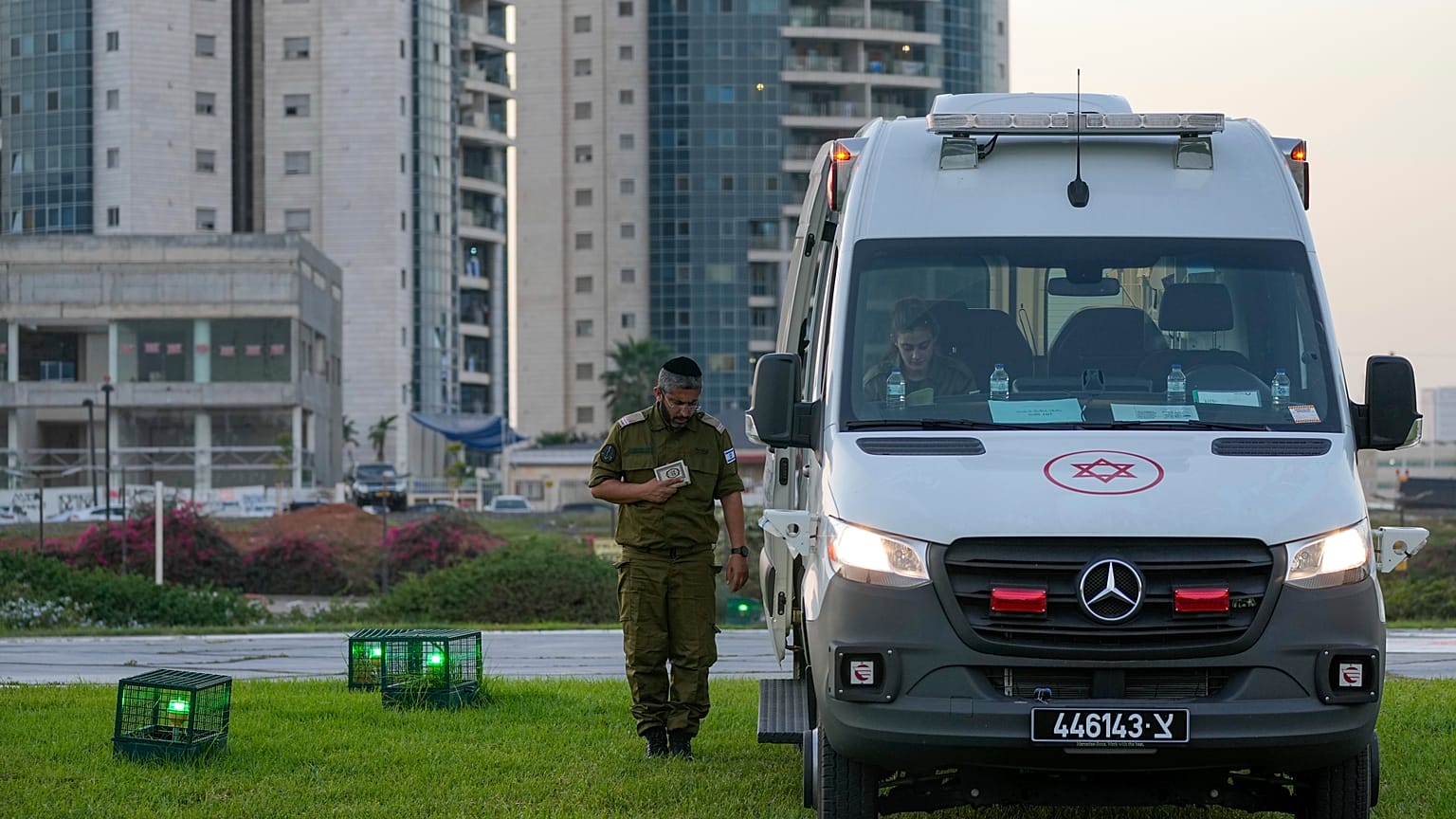 I soccorsi attendono l'arrivo di alcuni degli ostaggi israeliani rilasciati presso l'eliporto dello Schneider Children's Medical Center di Petat Tikva  (24 novembre 2023)