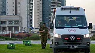 I soccorsi attendono l'arrivo di alcuni degli ostaggi israeliani rilasciati presso l'eliporto dello Schneider Children's Medical Center di Petat Tikva (24 novembre 2023)