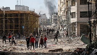 Zivilisten begutachten Schäden in Gaza-Stadt am 24.11.2023