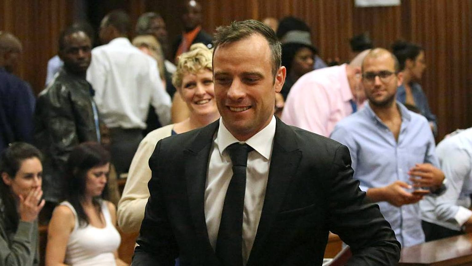 'Sevgilisini öldüren' paralimpik şampiyonu Oscar Pistorius şartlı tahliye ediliyor